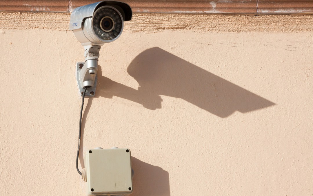 Sicherheit an allen Ecken — Zum Betreiben von Überwachungskameras auf Privatgrundstücken