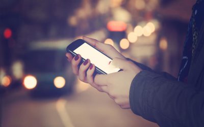 Augen auf’s Smartphone: Wir klären, wer beim Unfall mit abgelenkten Fußgängern haftet!